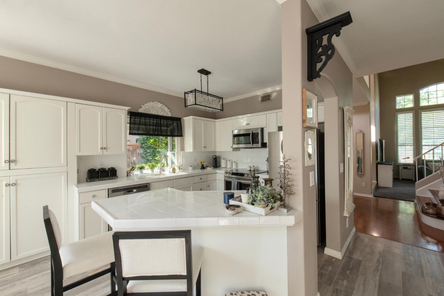 1292 E Le Parc Dr, Fresno, CA 93720