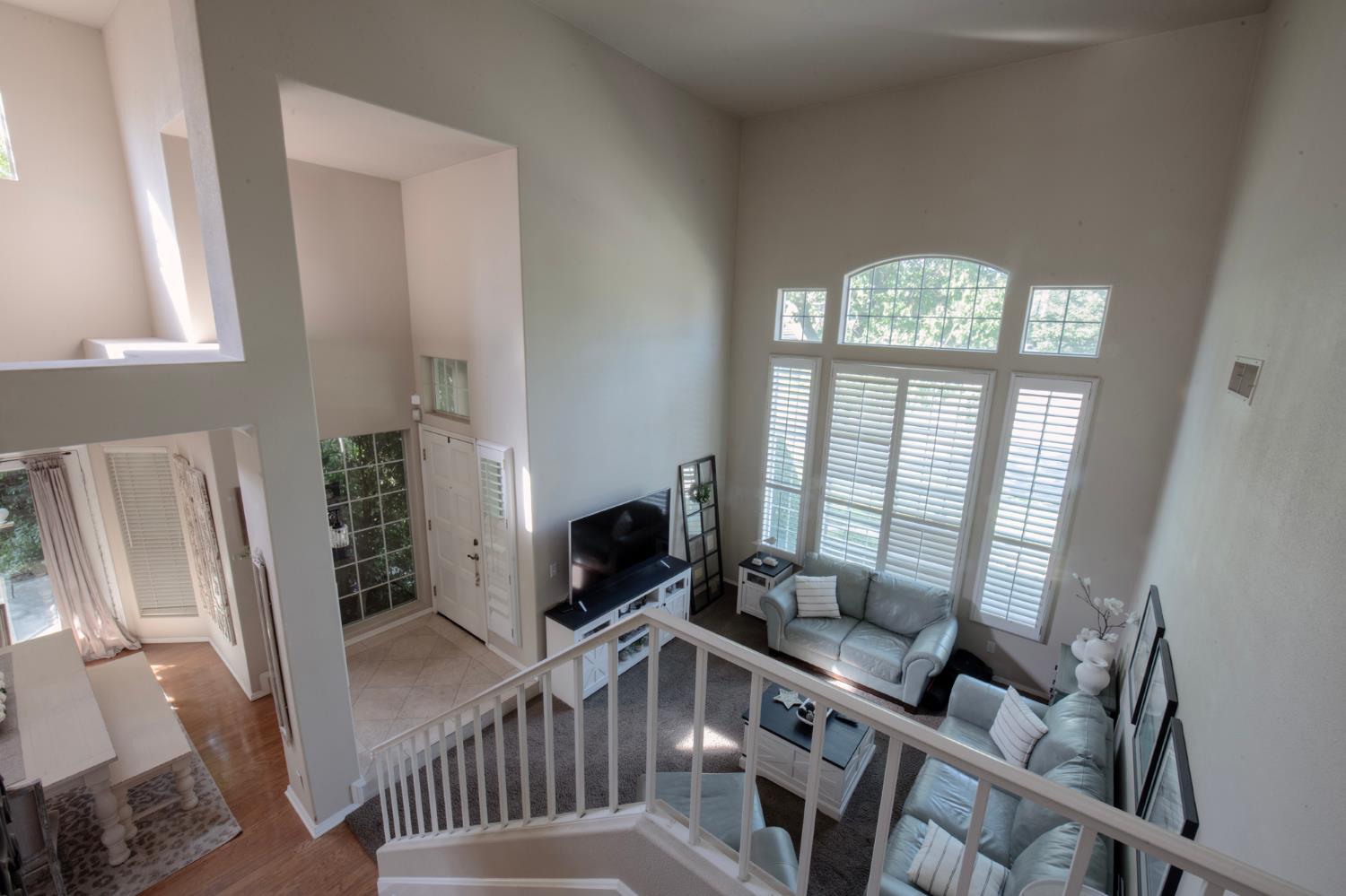 1292 E Le Parc Dr, Fresno, CA 93720