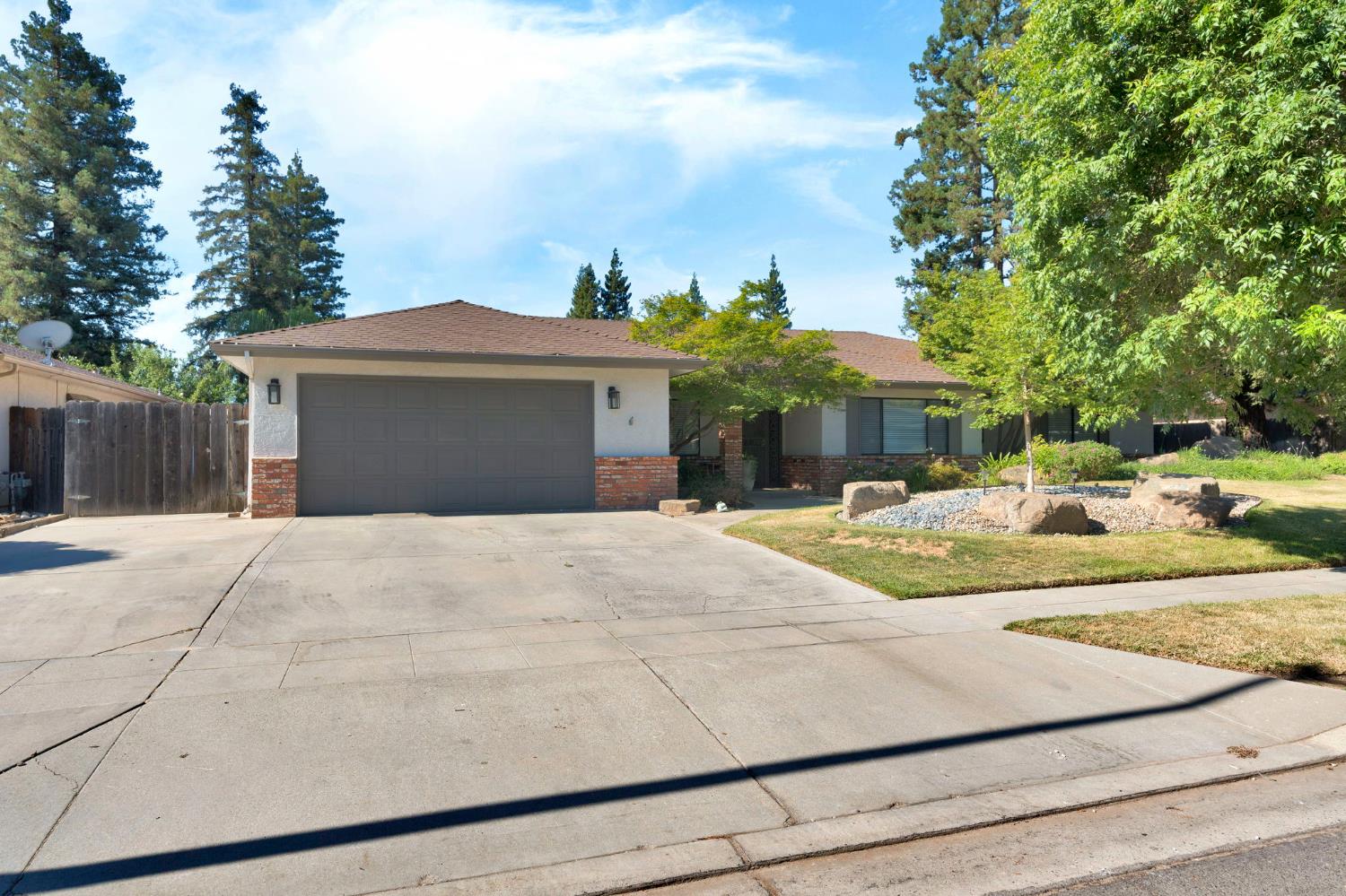 1661 E Fallbrook Ave, Fresno, CA 93720