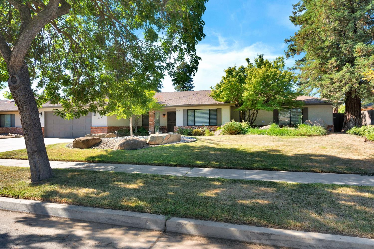 1661 E Fallbrook Ave, Fresno, CA 93720