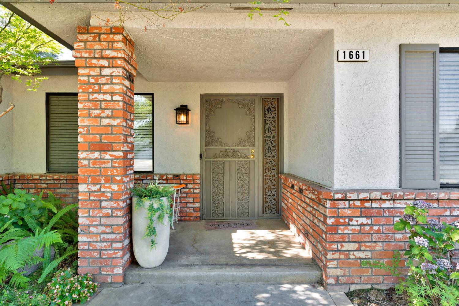 1661 E Fallbrook Ave, Fresno, CA 93720