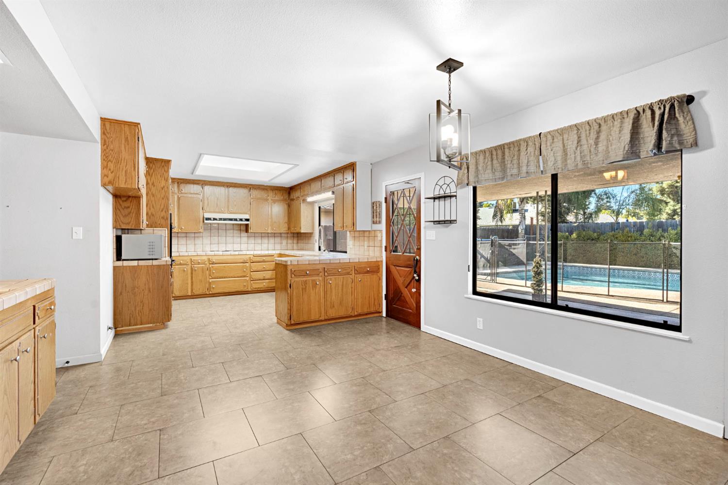 1661 E Fallbrook Ave, Fresno, CA 93720
