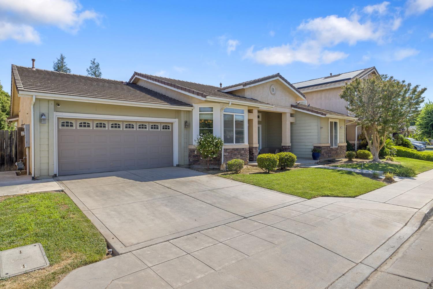 6733 W Dovewood Ln, Fresno, CA 93723