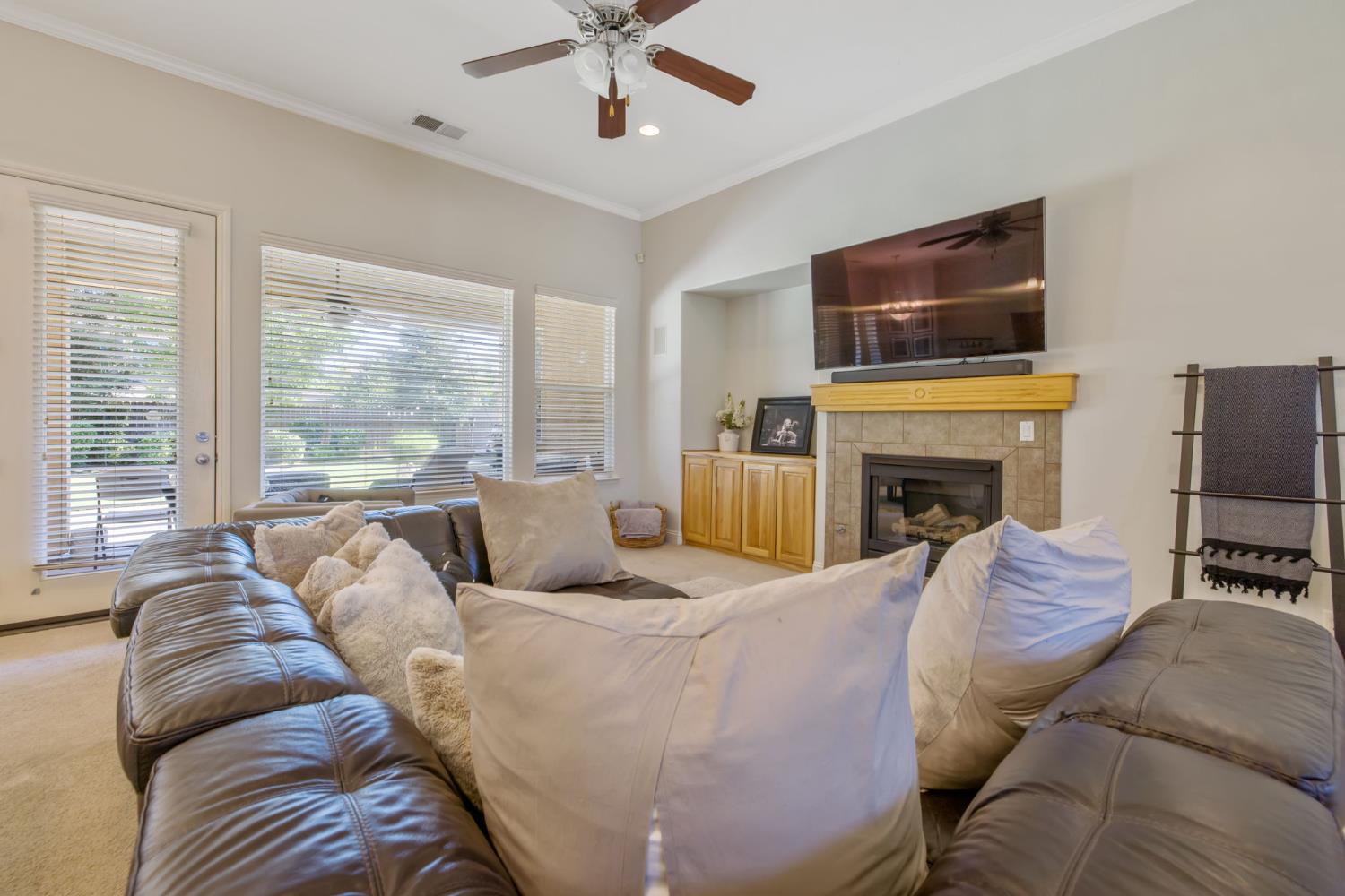 6733 W Dovewood Ln, Fresno, CA 93723