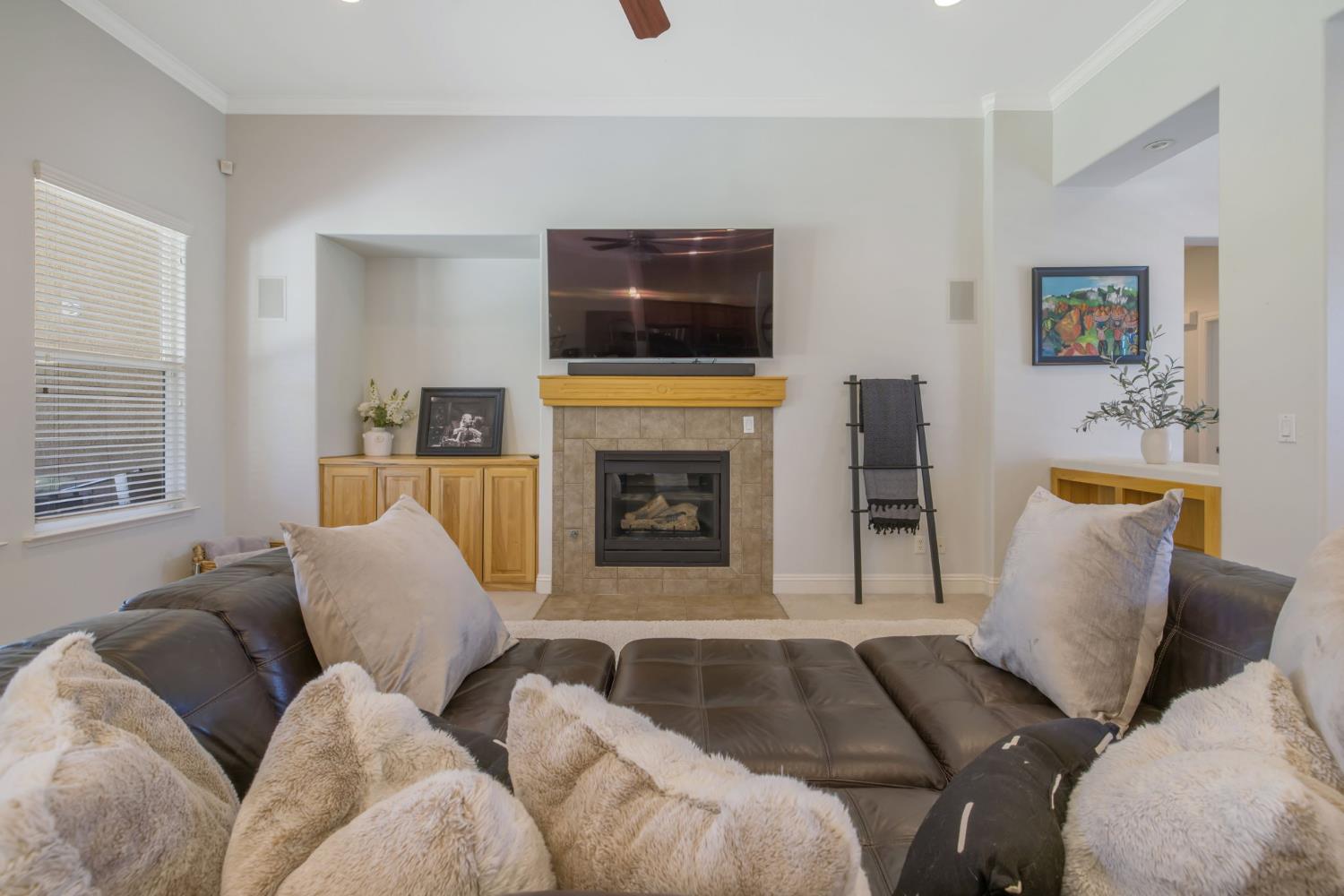 6733 W Dovewood Ln, Fresno, CA 93723