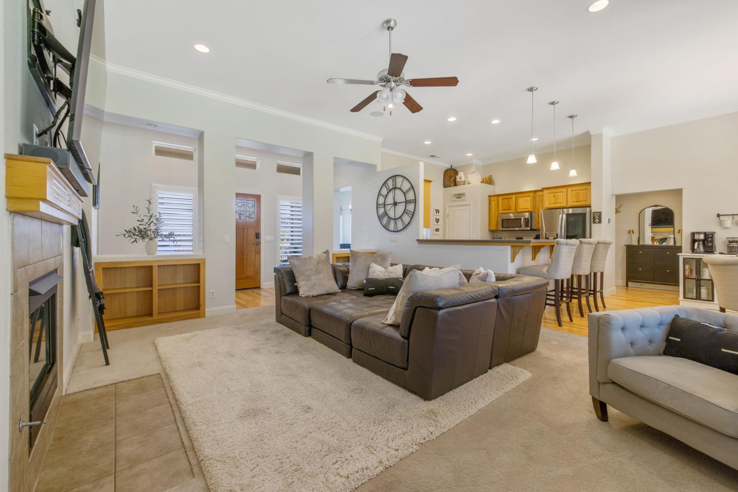 6733 W Dovewood Ln, Fresno, CA 93723