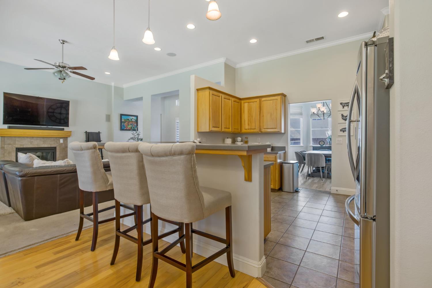 6733 W Dovewood Ln, Fresno, CA 93723