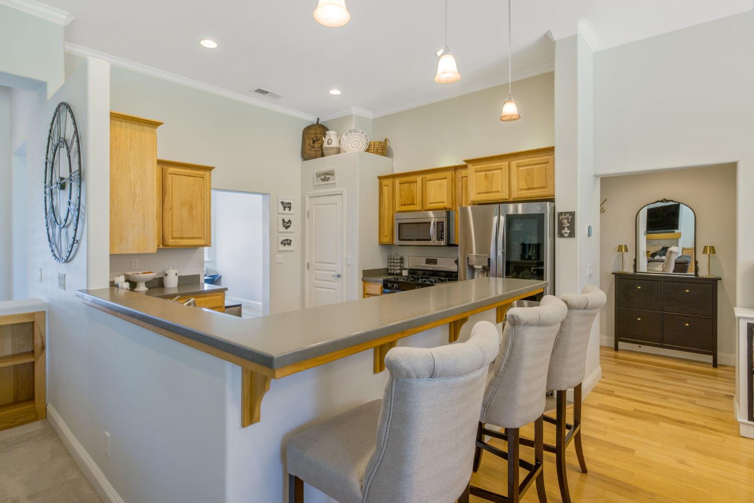 6733 W Dovewood Ln, Fresno, CA 93723
