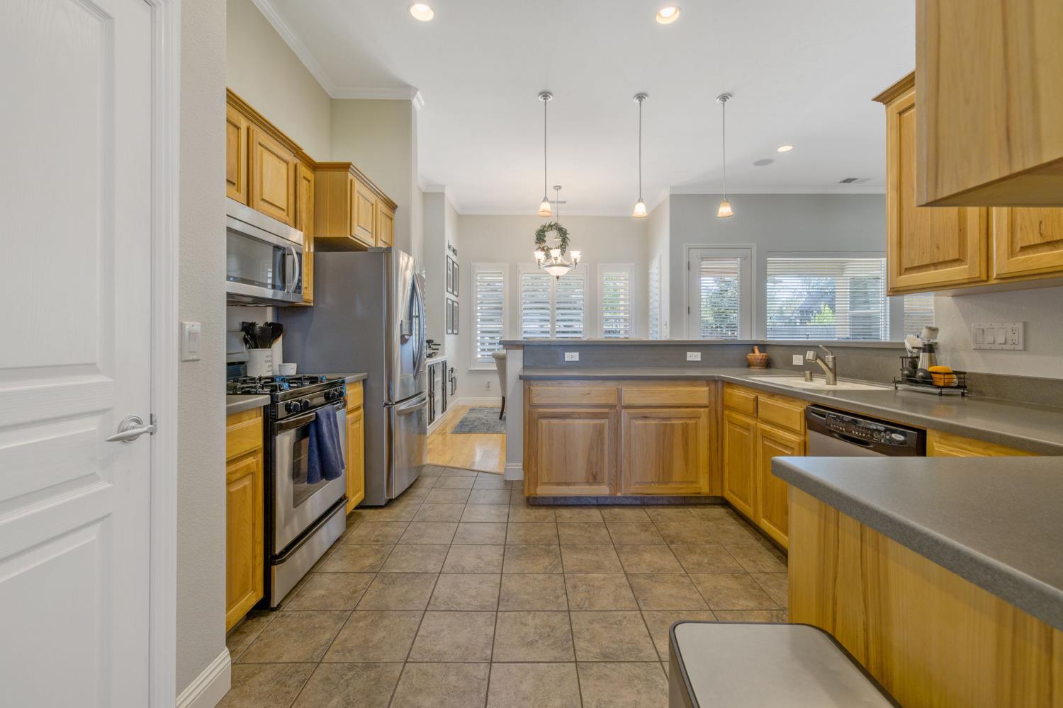 6733 W Dovewood Ln, Fresno, CA 93723
