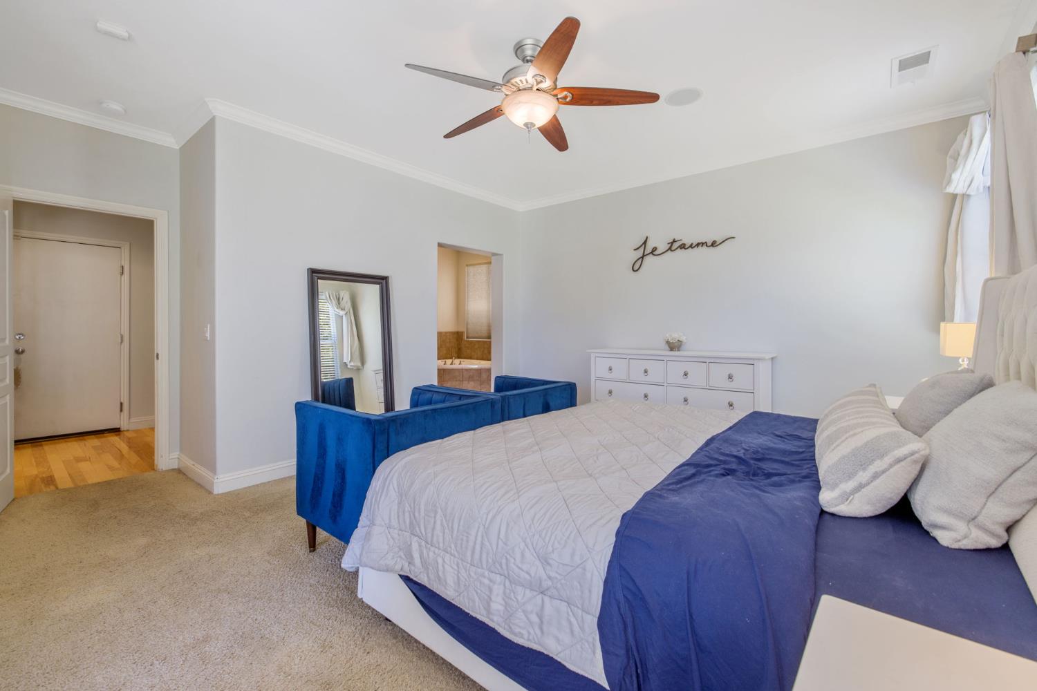 6733 W Dovewood Ln, Fresno, CA 93723