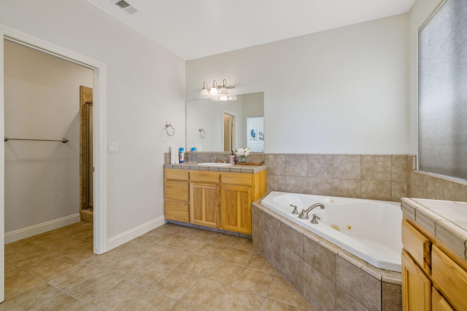 6733 W Dovewood Ln, Fresno, CA 93723