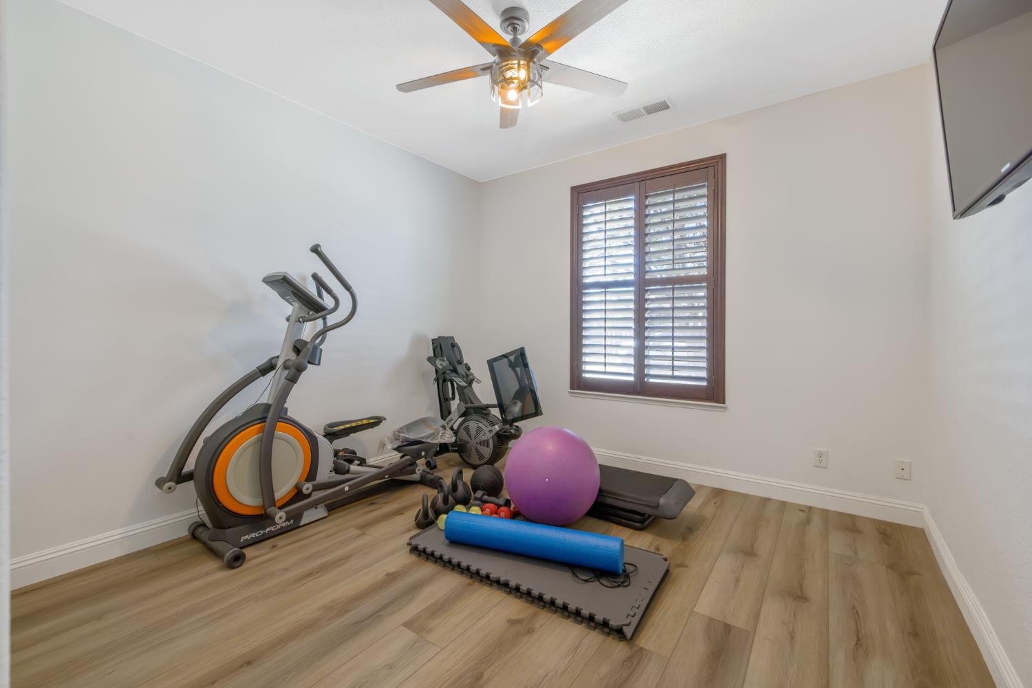 6733 W Dovewood Ln, Fresno, CA 93723