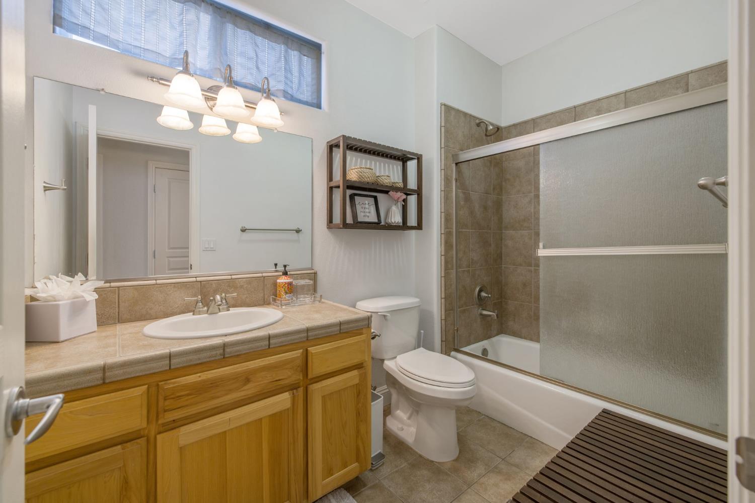 6733 W Dovewood Ln, Fresno, CA 93723