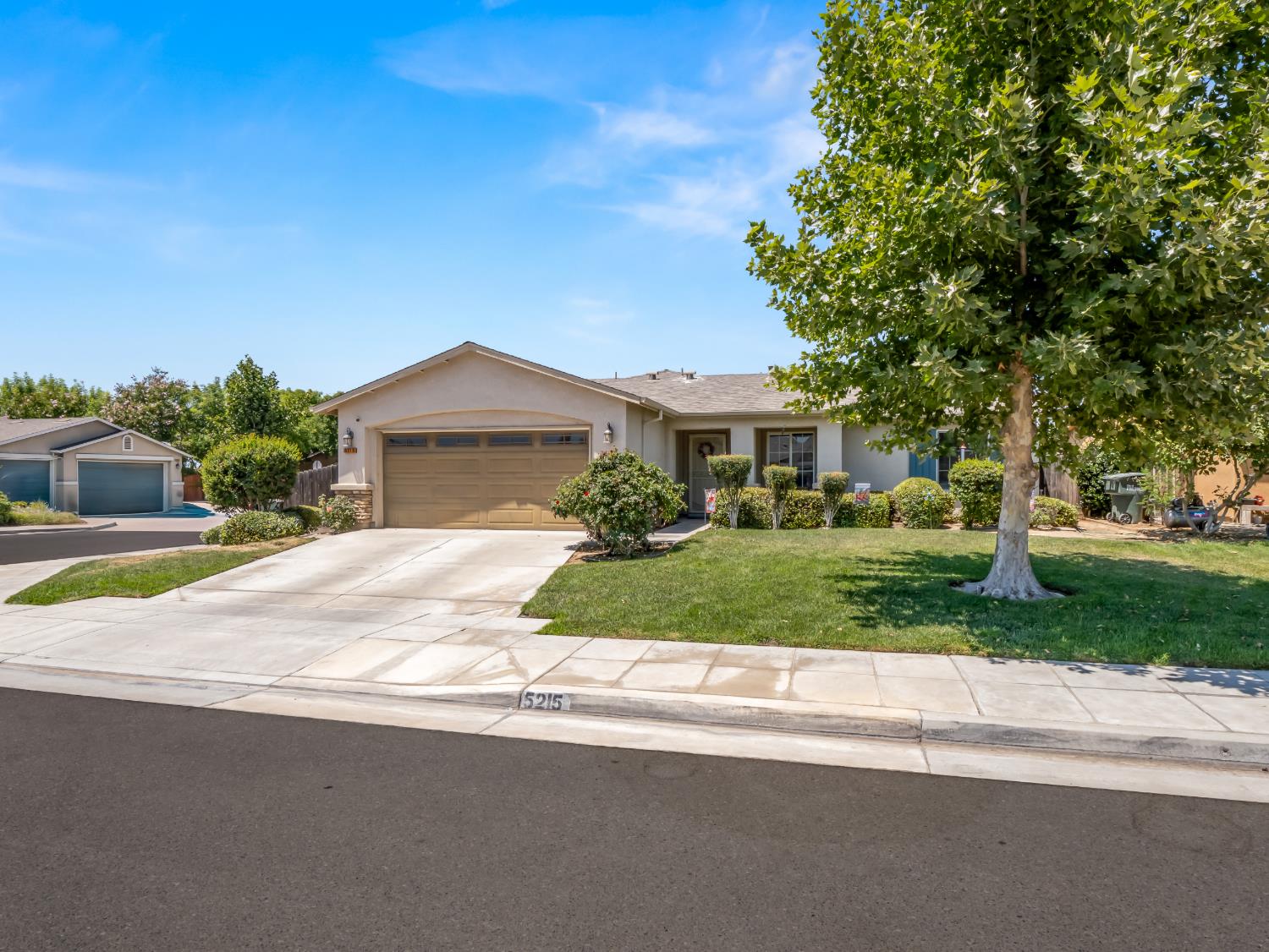5215 E Hoxie Ave, Fresno, CA 93725