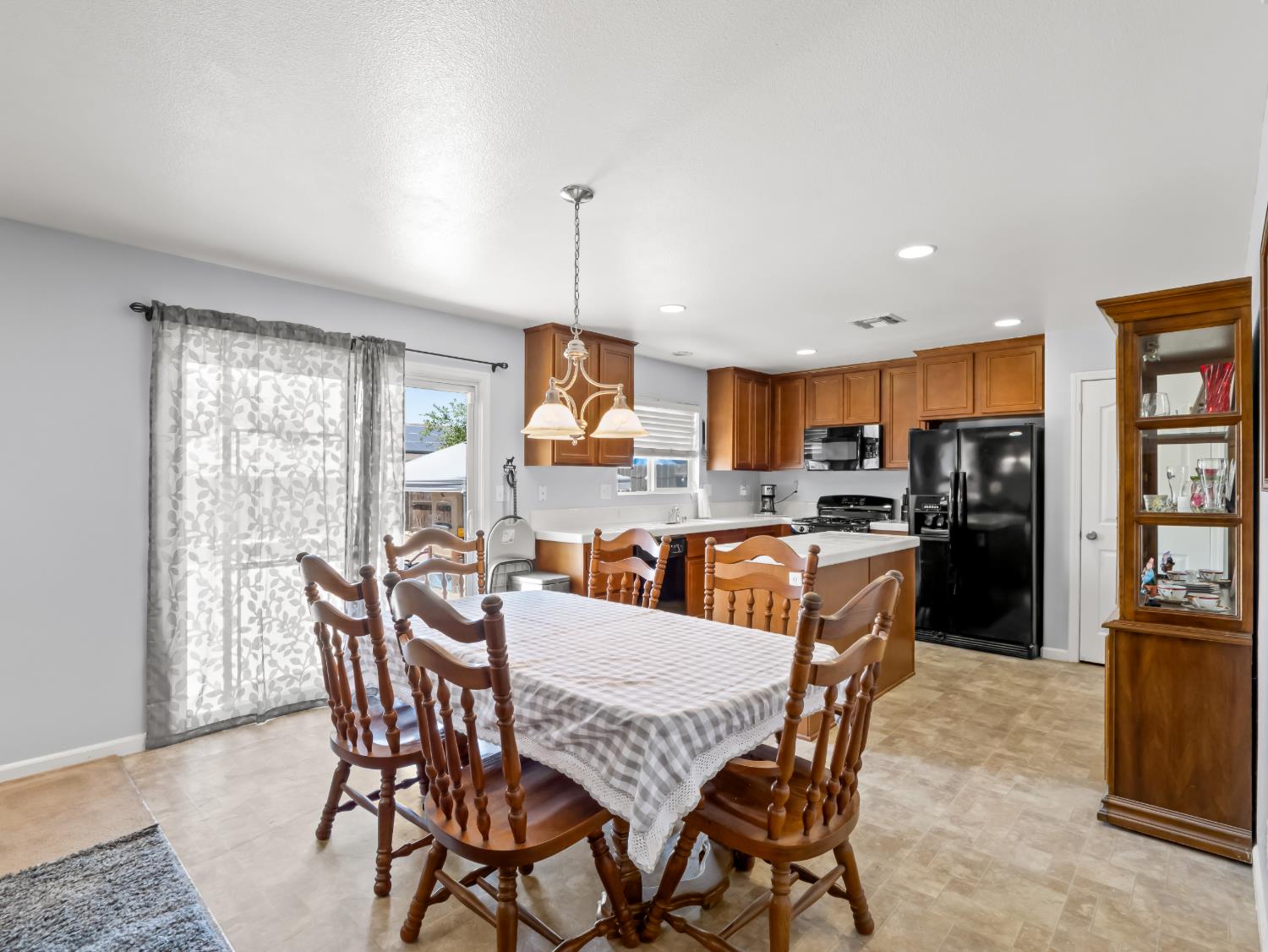 5215 E Hoxie Ave, Fresno, CA 93725