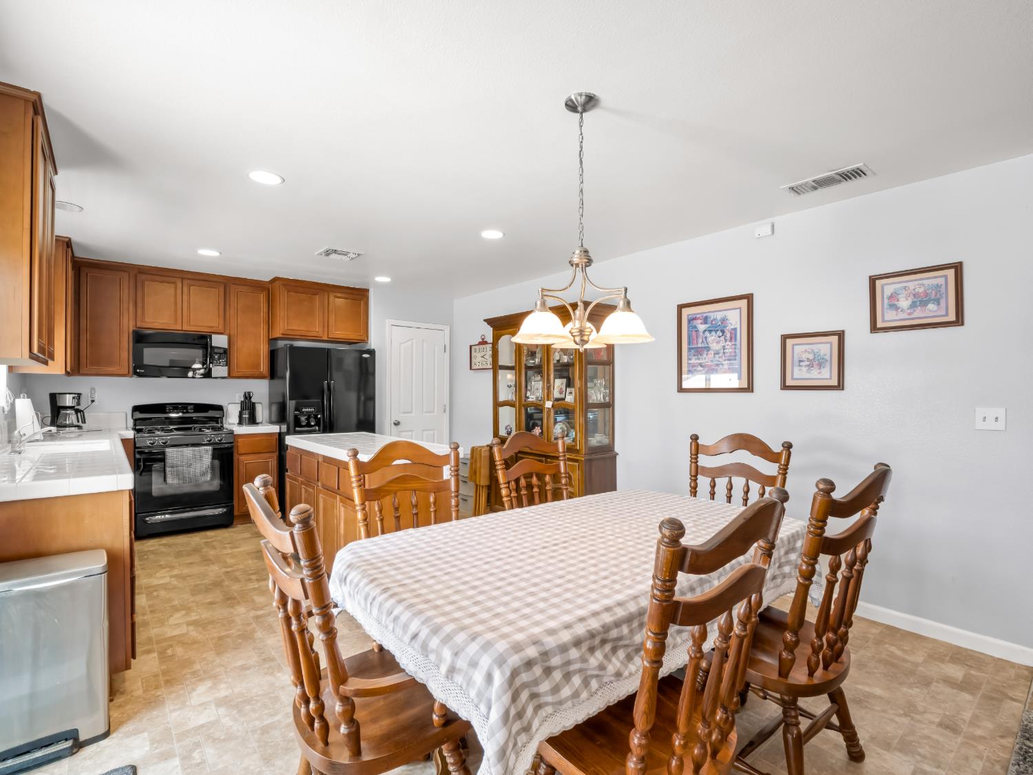 5215 E Hoxie Ave, Fresno, CA 93725