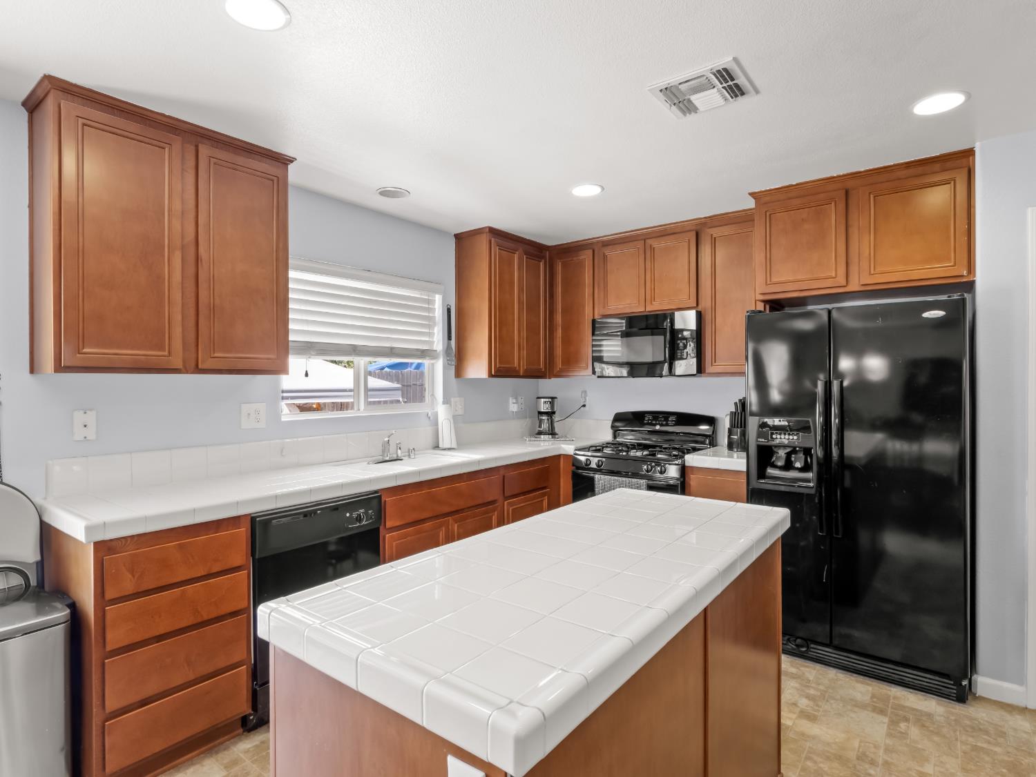 5215 E Hoxie Ave, Fresno, CA 93725