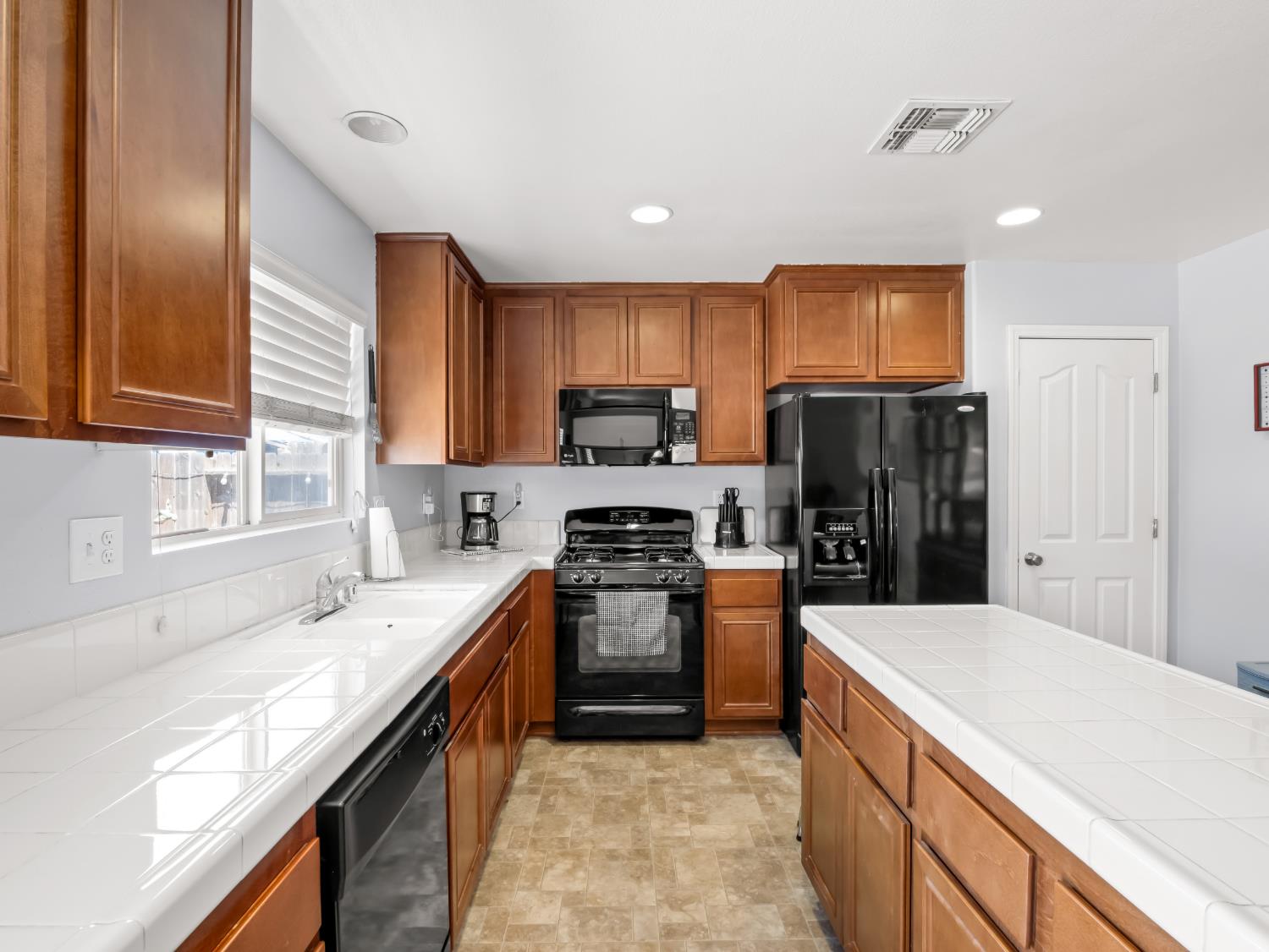 5215 E Hoxie Ave, Fresno, CA 93725