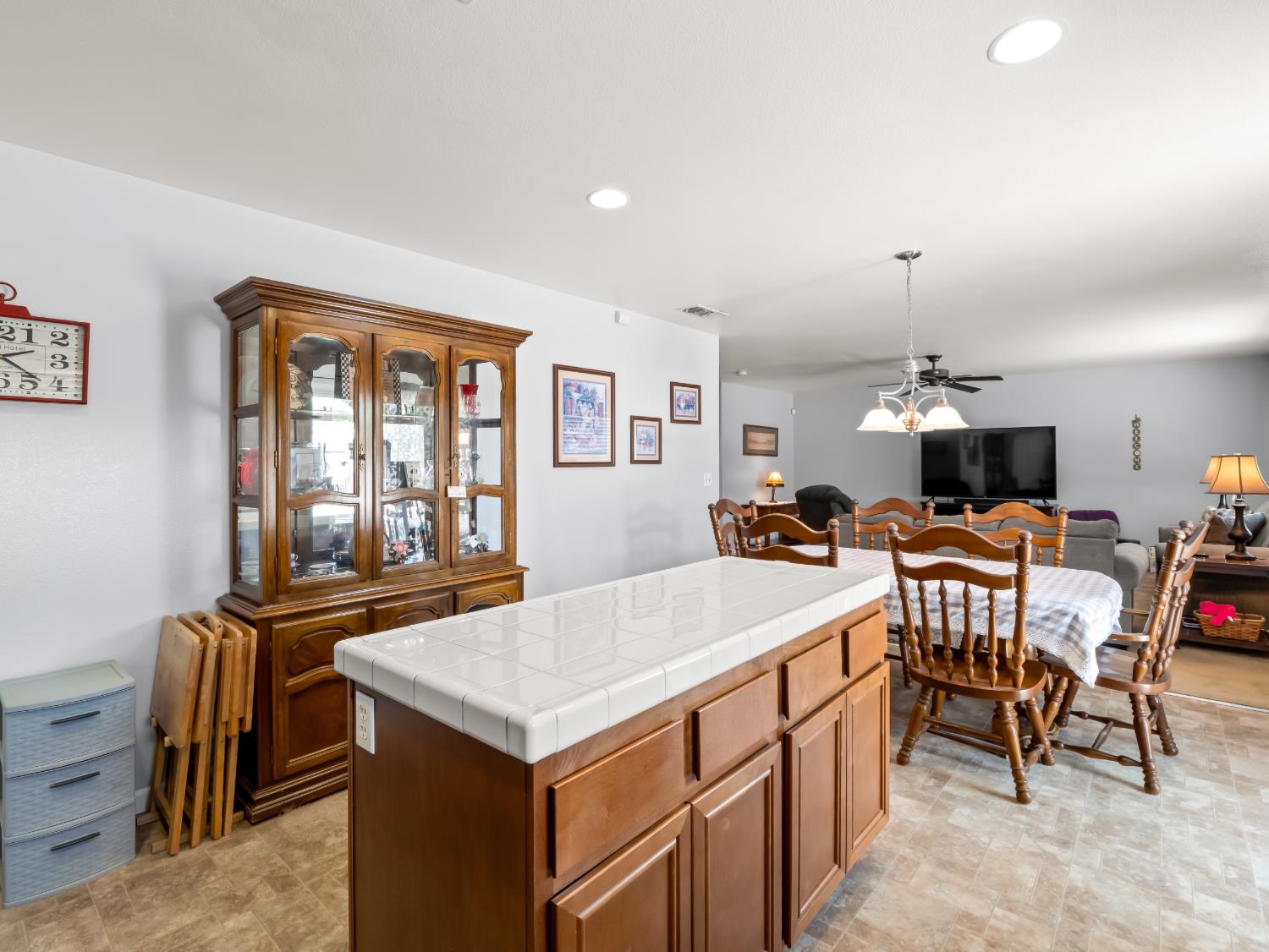 5215 E Hoxie Ave, Fresno, CA 93725