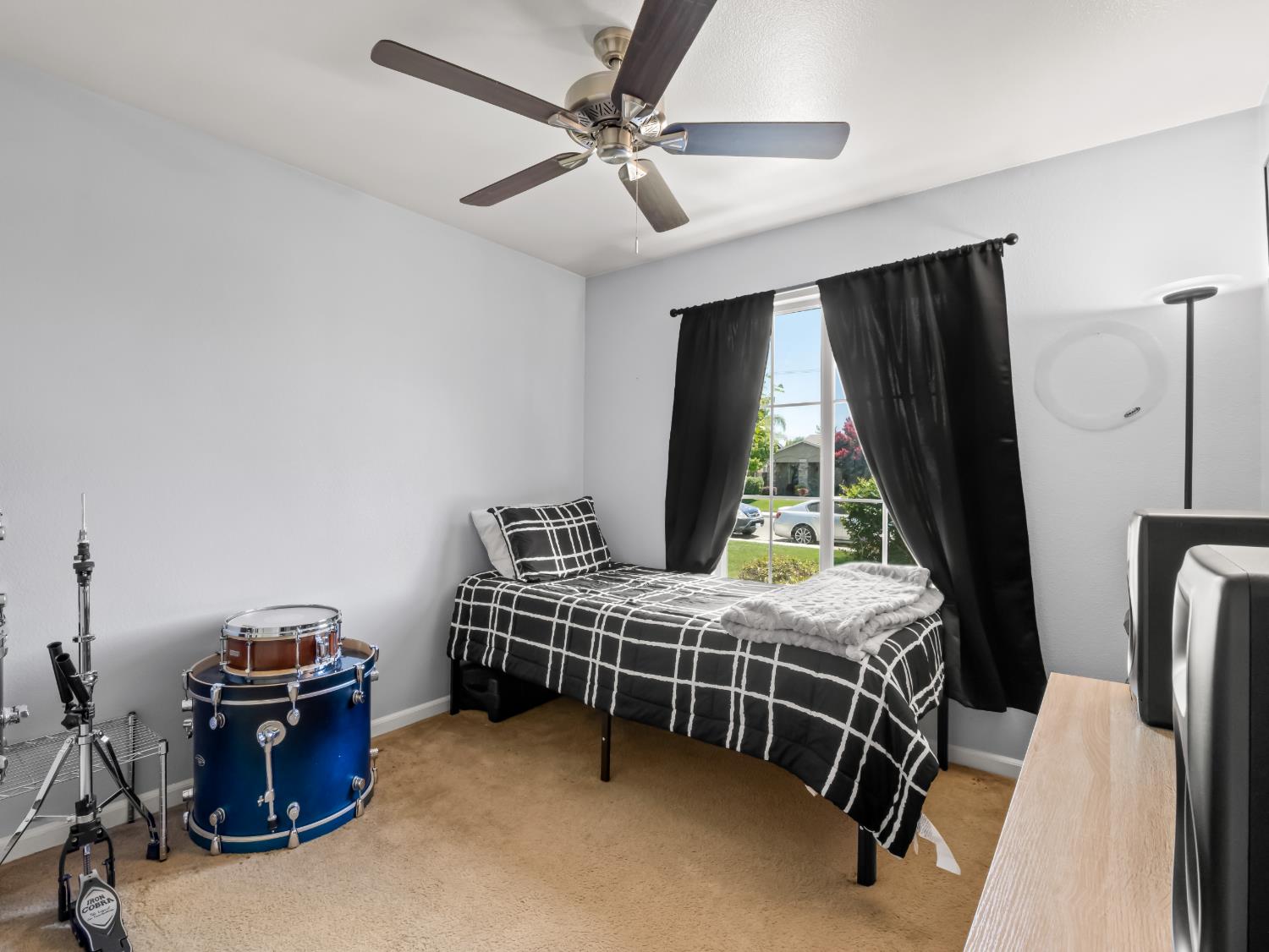5215 E Hoxie Ave, Fresno, CA 93725