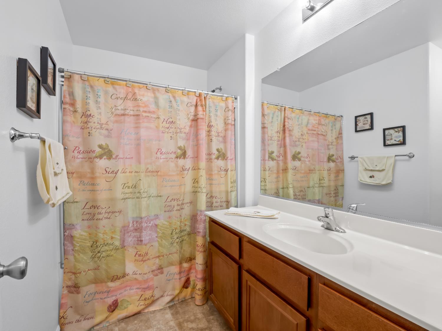 5215 E Hoxie Ave, Fresno, CA 93725