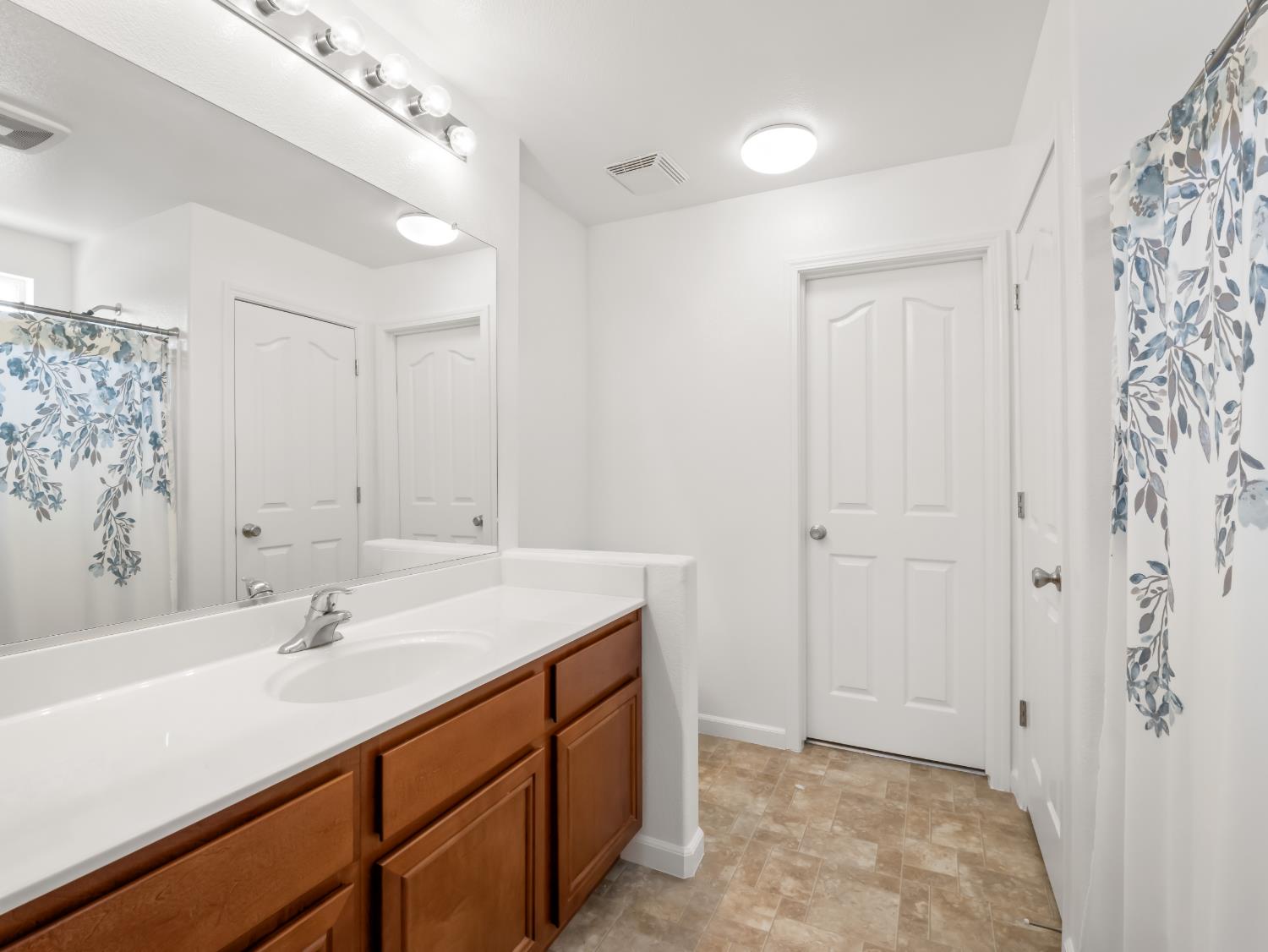 5215 E Hoxie Ave, Fresno, CA 93725