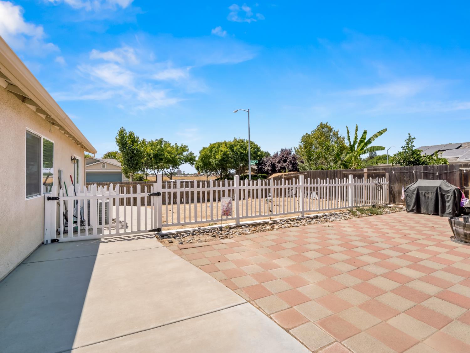 5215 E Hoxie Ave, Fresno, CA 93725