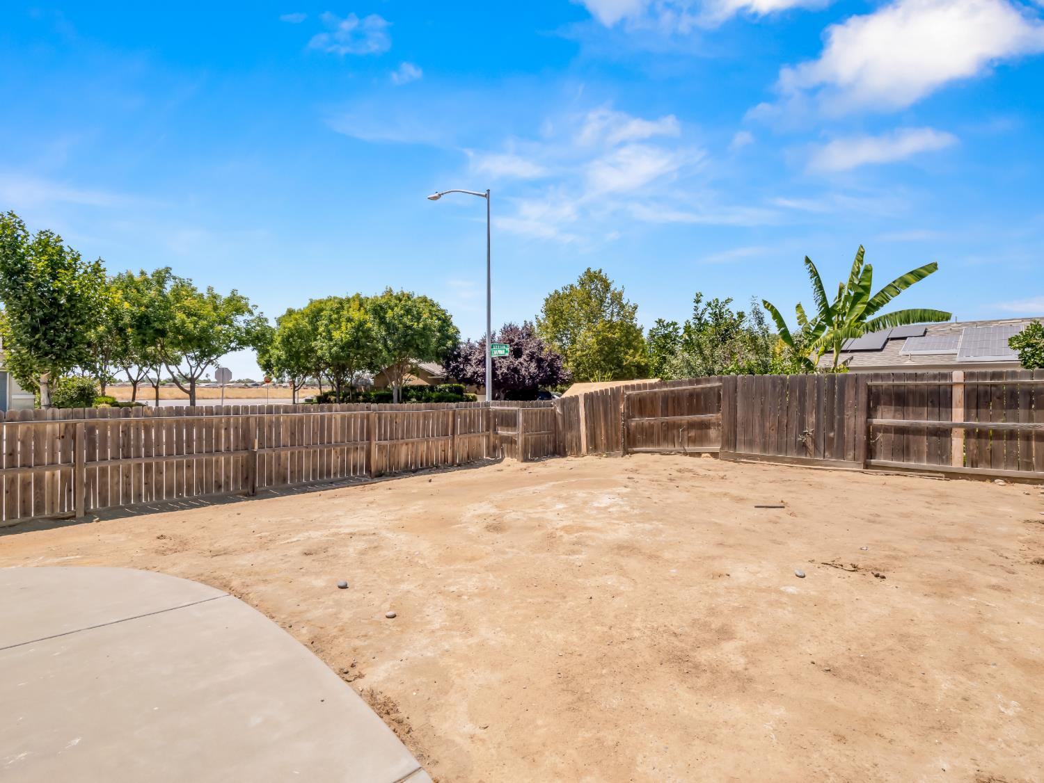 5215 E Hoxie Ave, Fresno, CA 93725