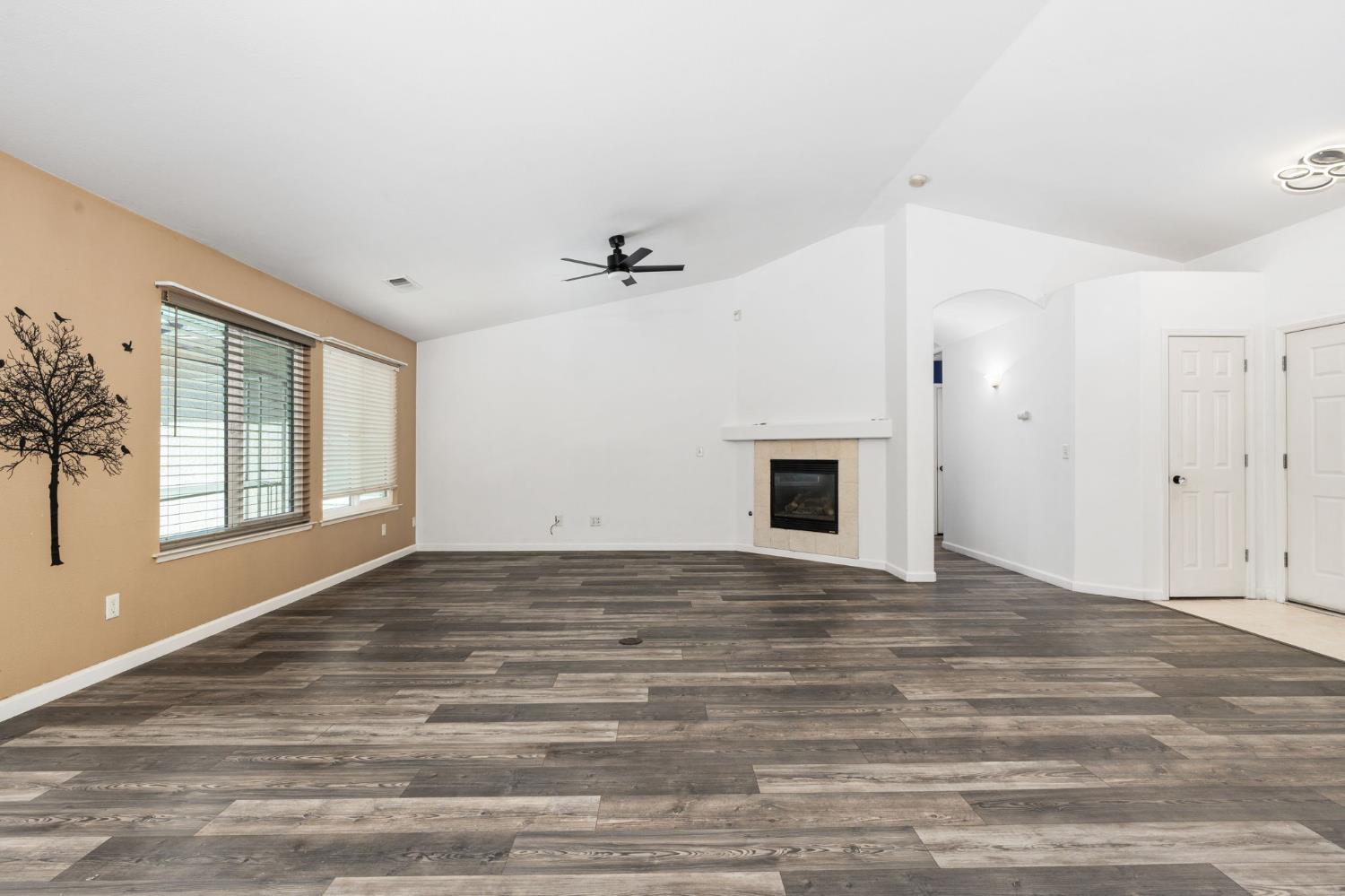 5583 W Floradora Ave, Fresno, CA 93722