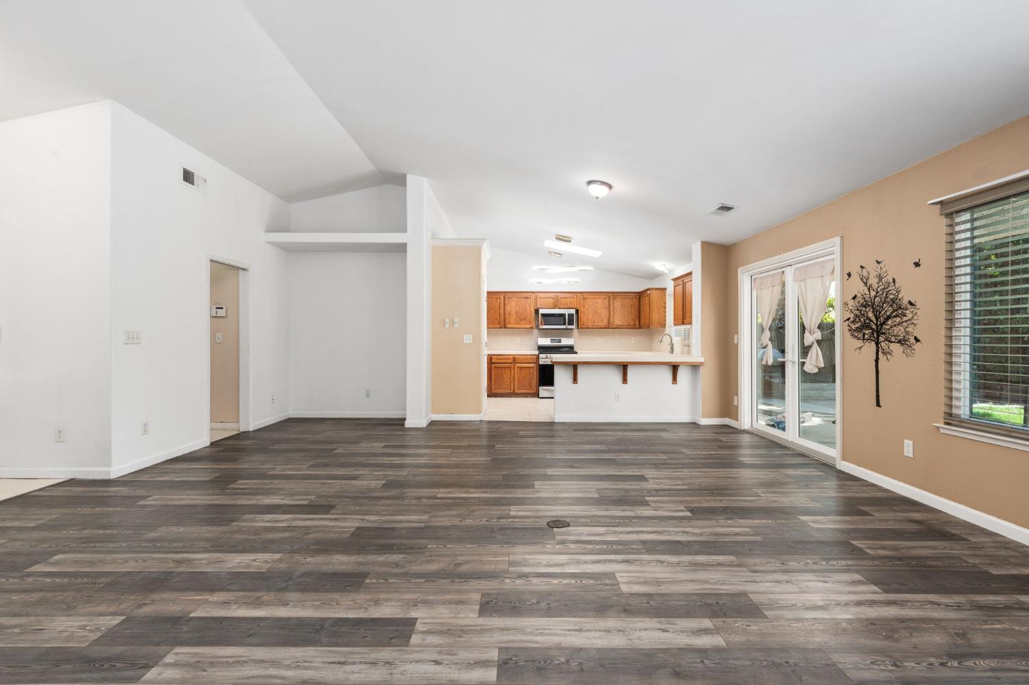 5583 W Floradora Ave, Fresno, CA 93722