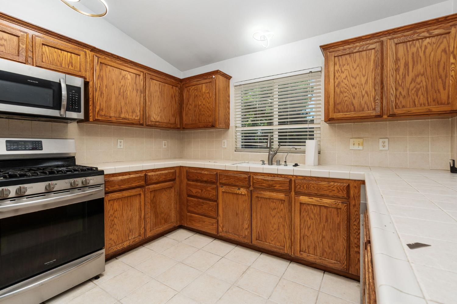 5583 W Floradora Ave, Fresno, CA 93722