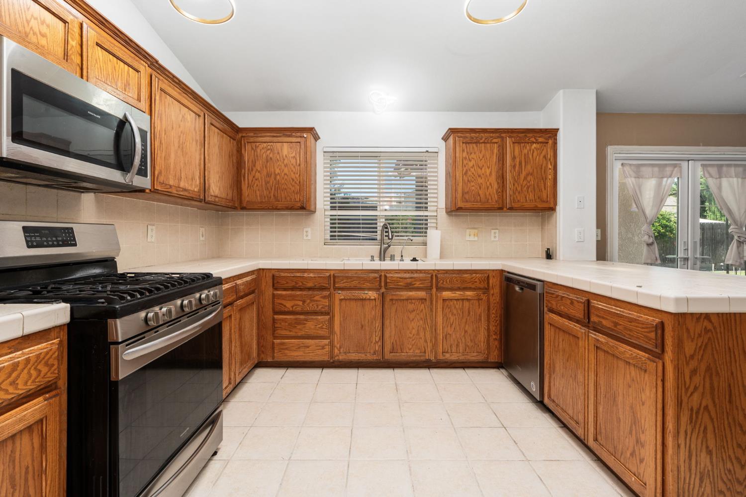5583 W Floradora Ave, Fresno, CA 93722
