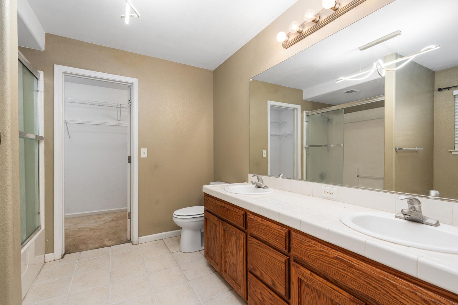 5583 W Floradora Ave, Fresno, CA 93722
