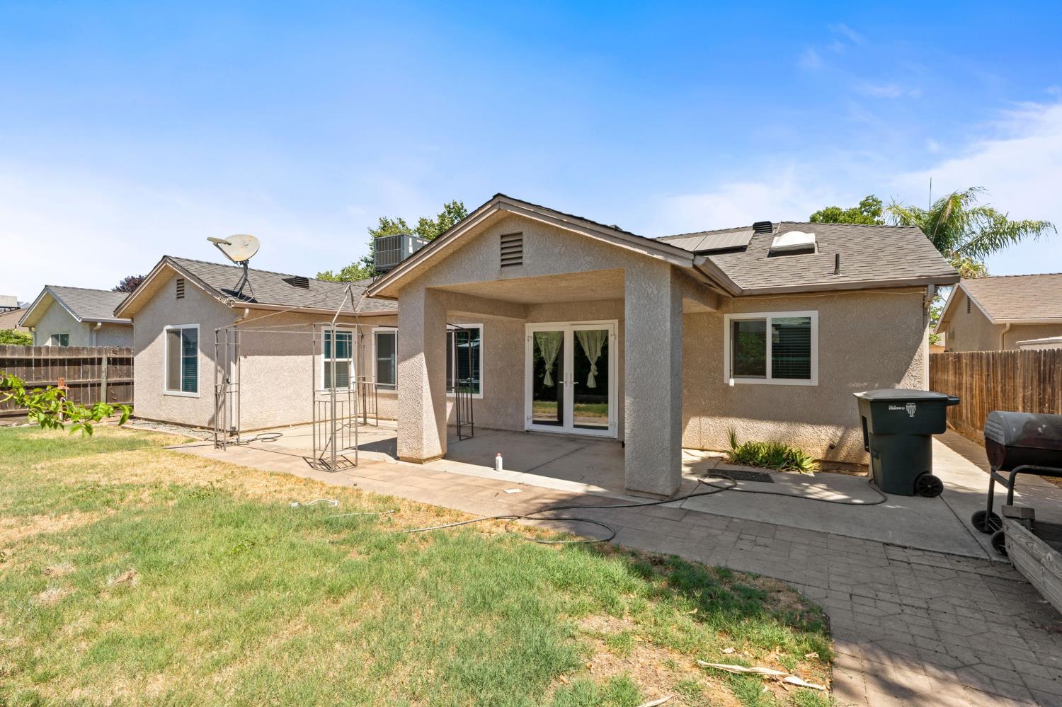 5583 W Floradora Ave, Fresno, CA 93722