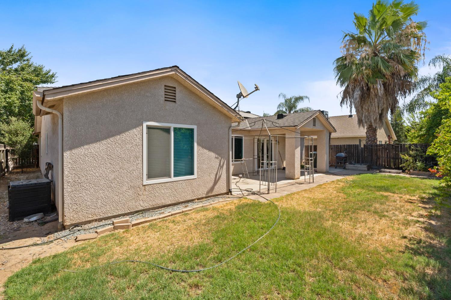 5583 W Floradora Ave, Fresno, CA 93722
