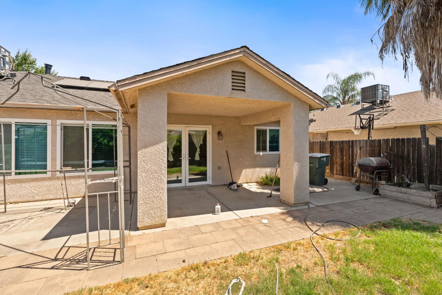 5583 W Floradora Ave, Fresno, CA 93722