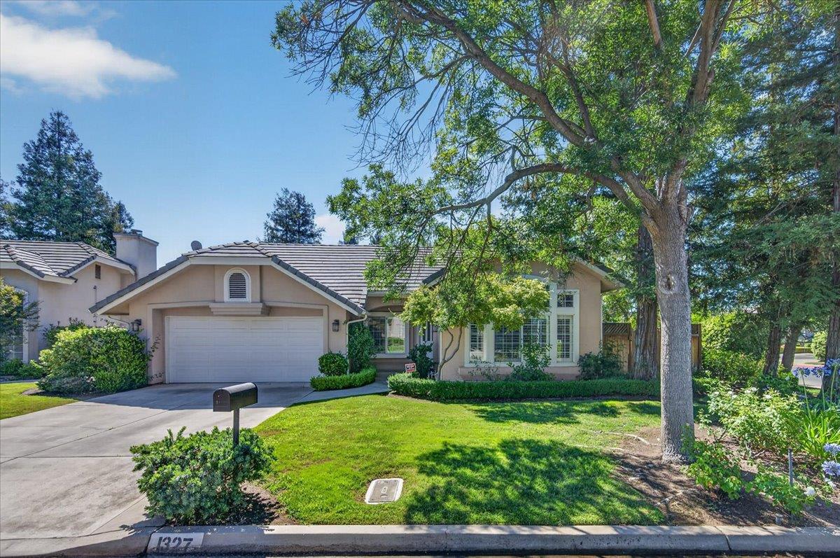 1327 E La France Dr, Fresno, CA 93720
