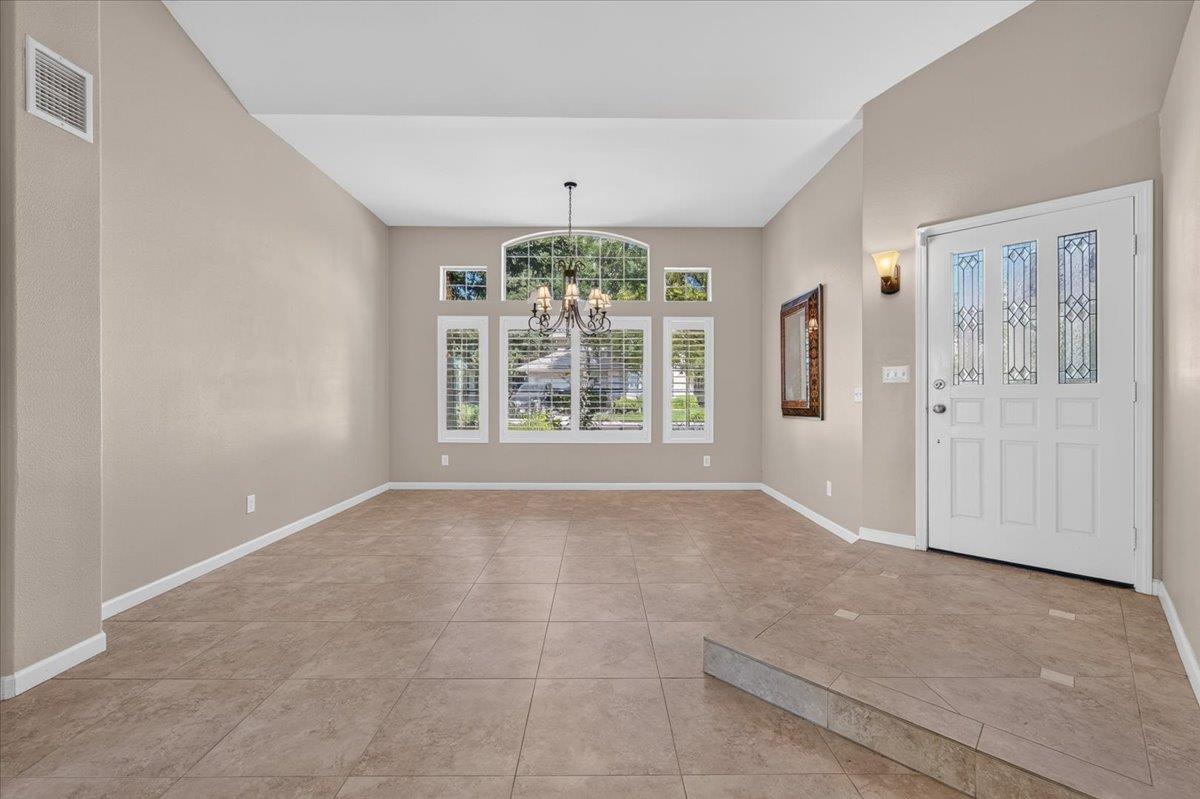 1327 E La France Dr, Fresno, CA 93720