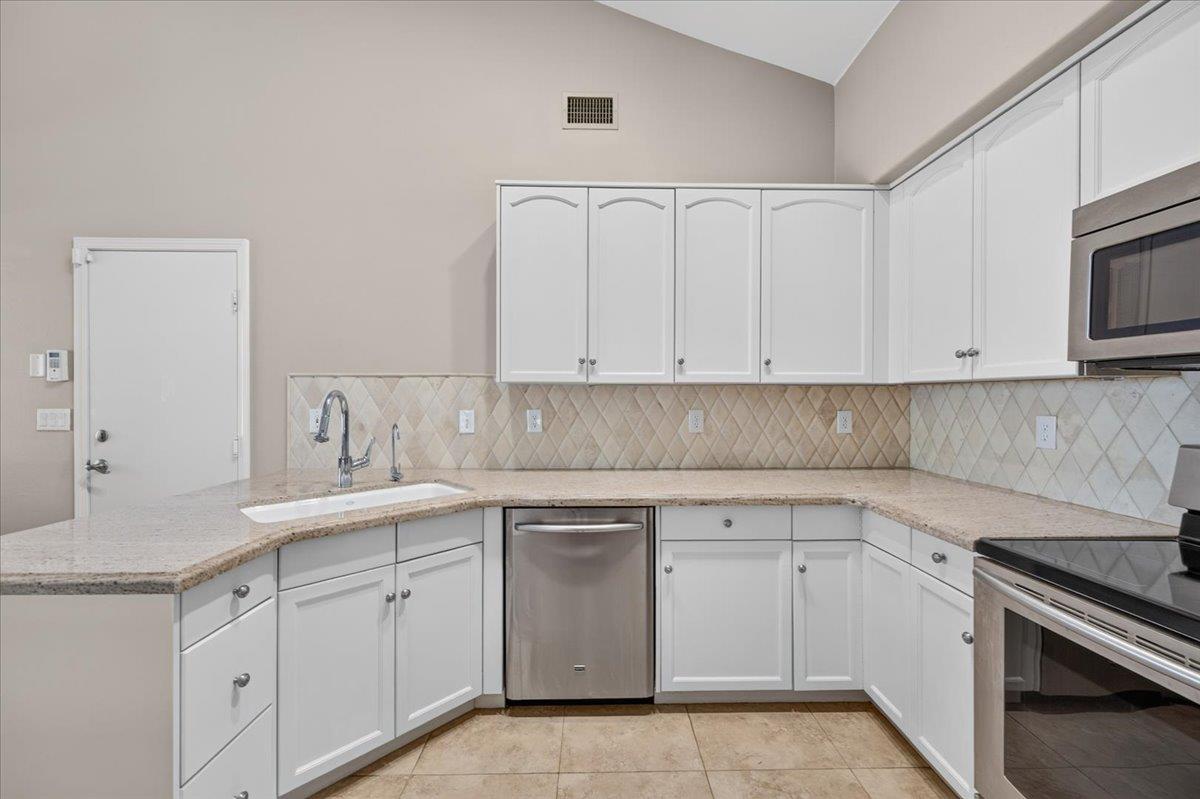 1327 E La France Dr, Fresno, CA 93720