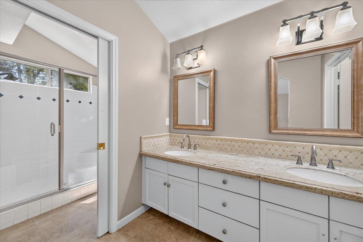 1327 E La France Dr, Fresno, CA 93720