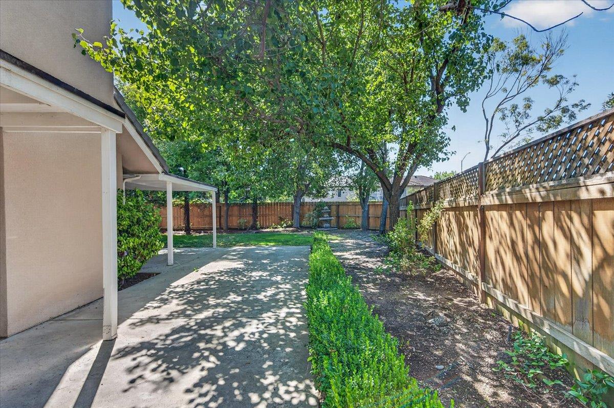 1327 E La France Dr, Fresno, CA 93720