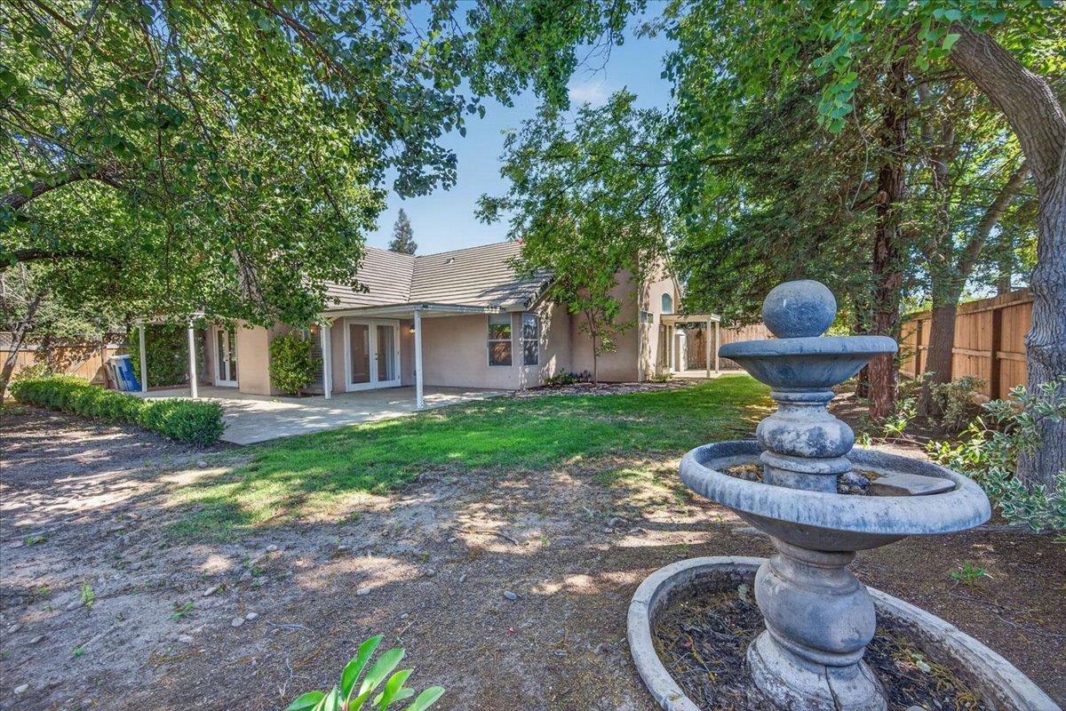 1327 E La France Dr, Fresno, CA 93720