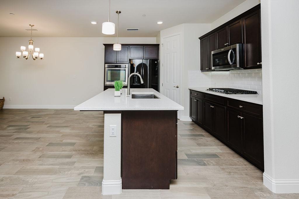 1407 E Via Azzurra Way, Fresno, CA 93730
