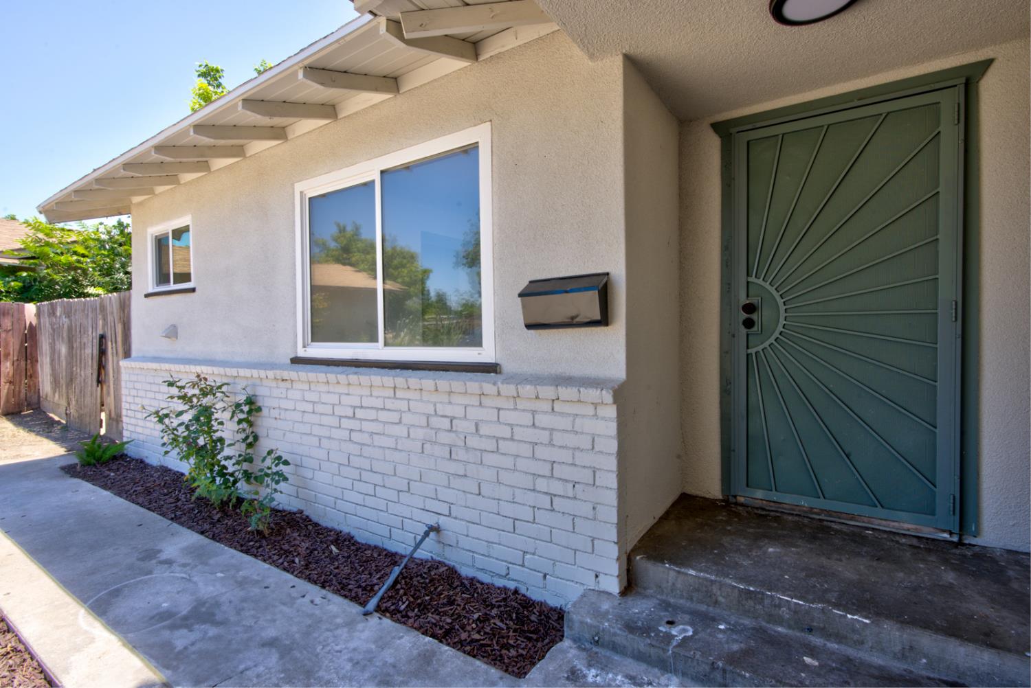 2808 E Dakota Ave, Fresno, CA 93726
