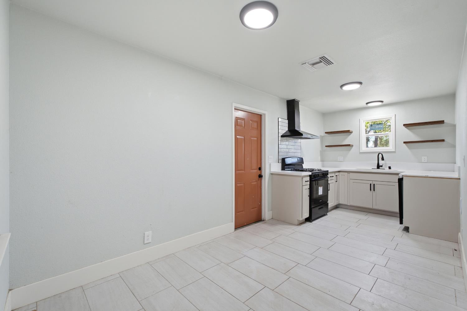 2452 S Holloway Ave, Fresno, CA 93725