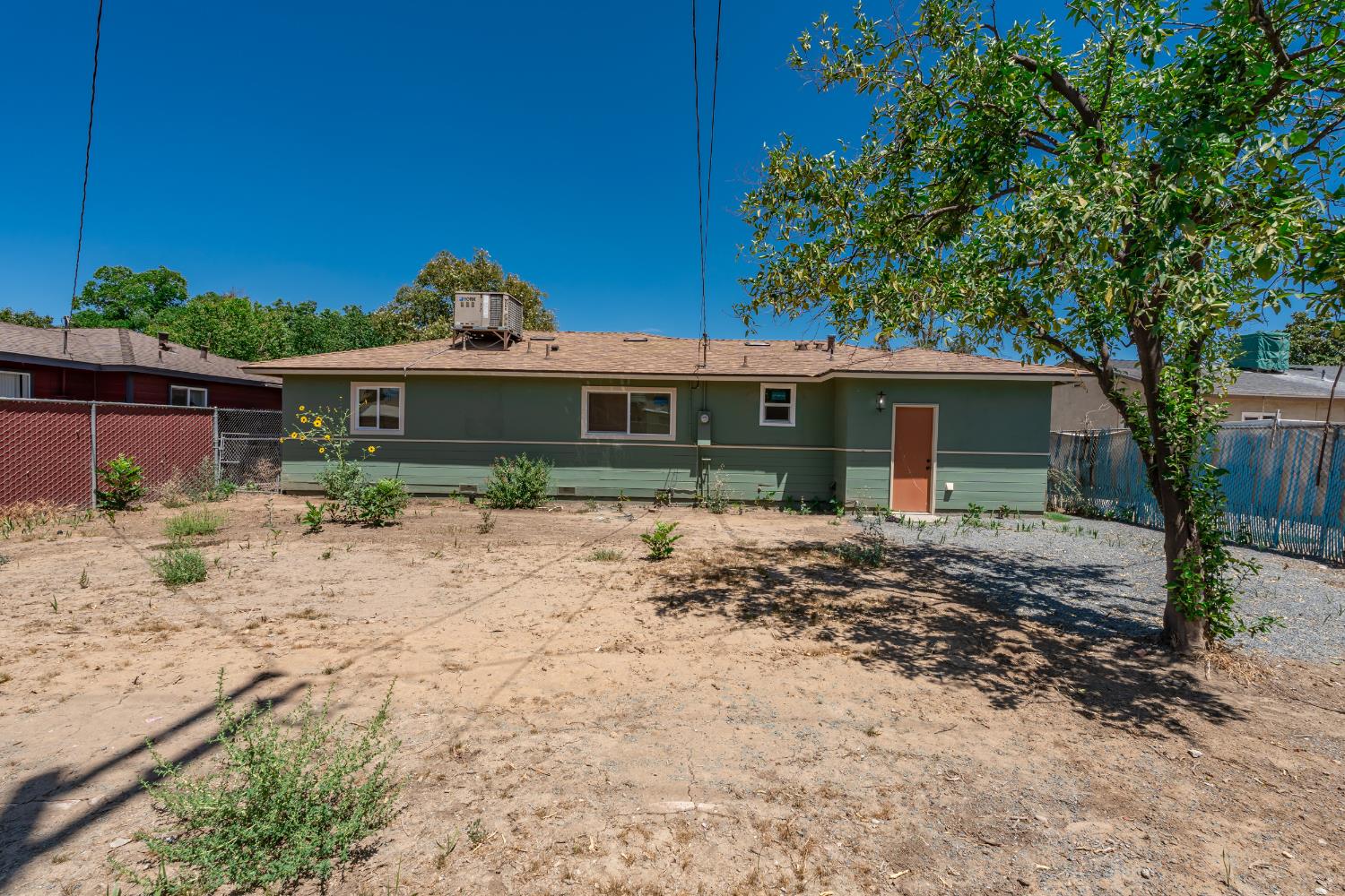 2452 S Holloway Ave, Fresno, CA 93725
