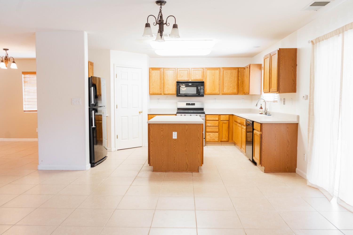 809 S Cypress Ave, Fresno, CA 93727
