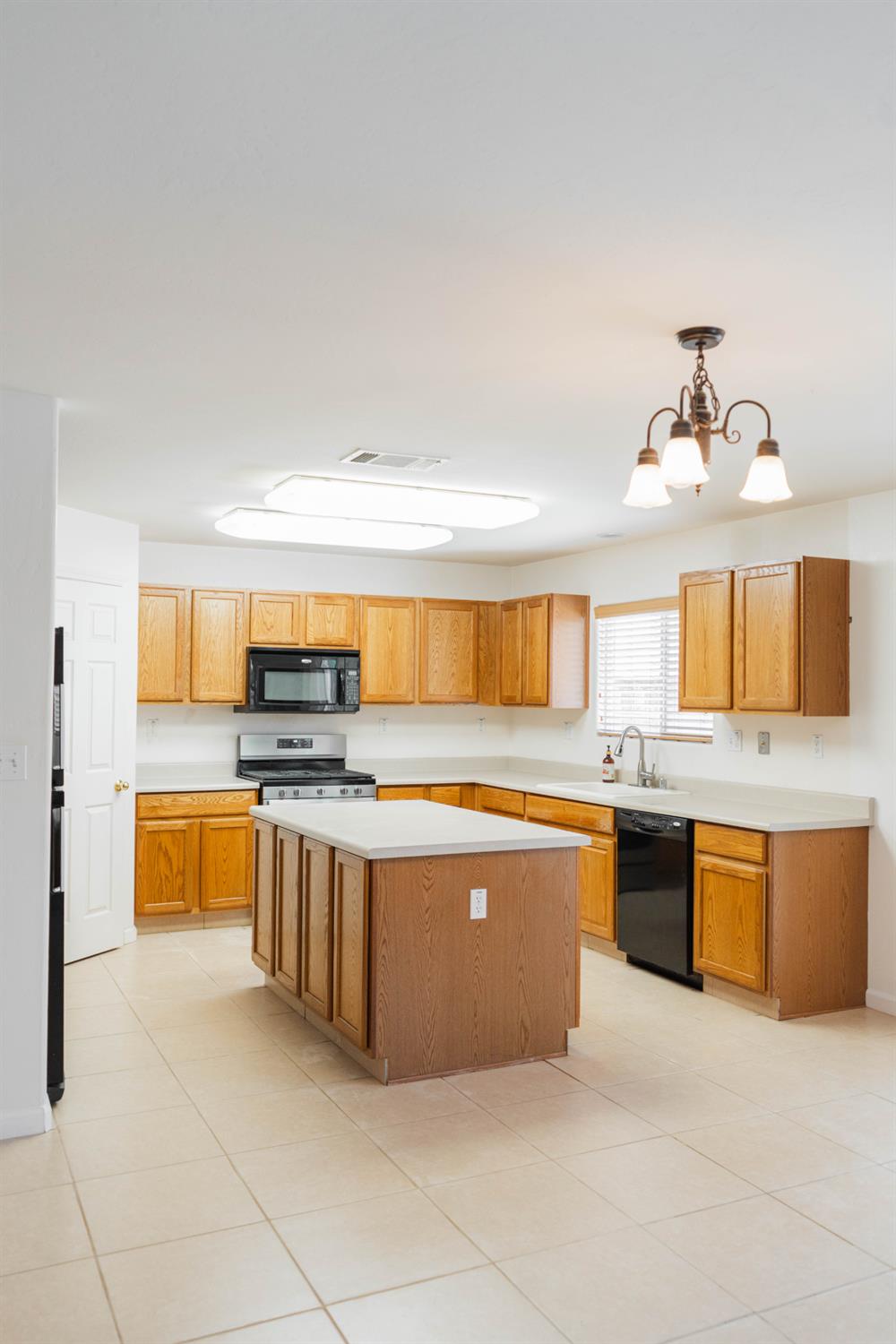 809 S Cypress Ave, Fresno, CA 93727