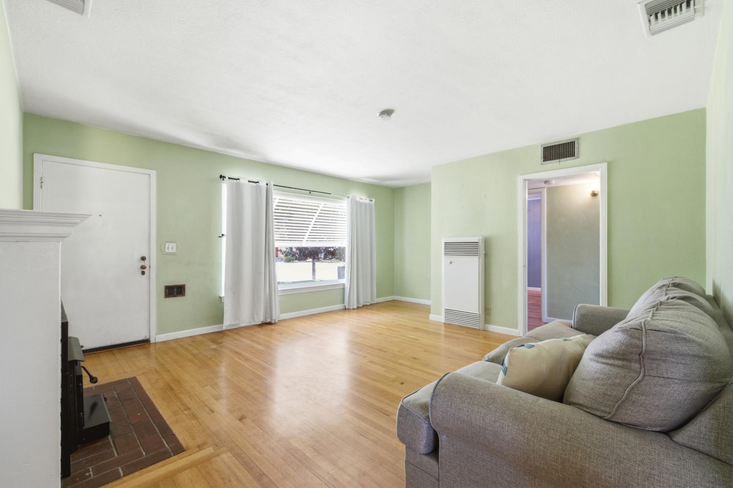 1026 W Dayton Ave, Fresno, CA 93705