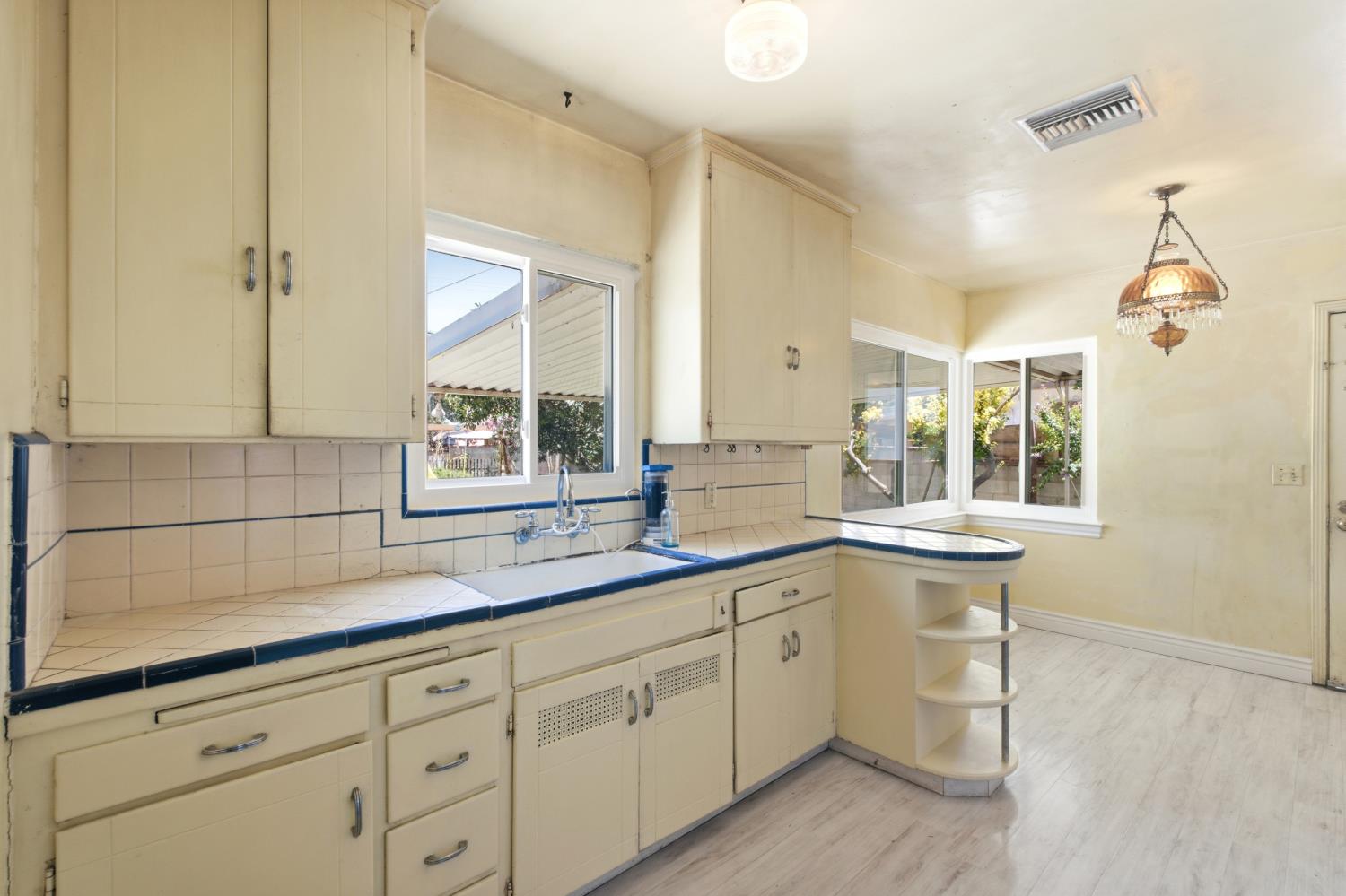 1026 W Dayton Ave, Fresno, CA 93705